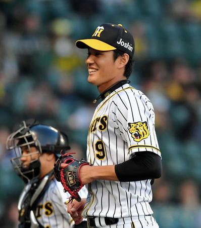 １回表終了後、笑顔でベンチに戻る阪神・藤浪晋太郎＝甲子園（撮影・高部洋祐）