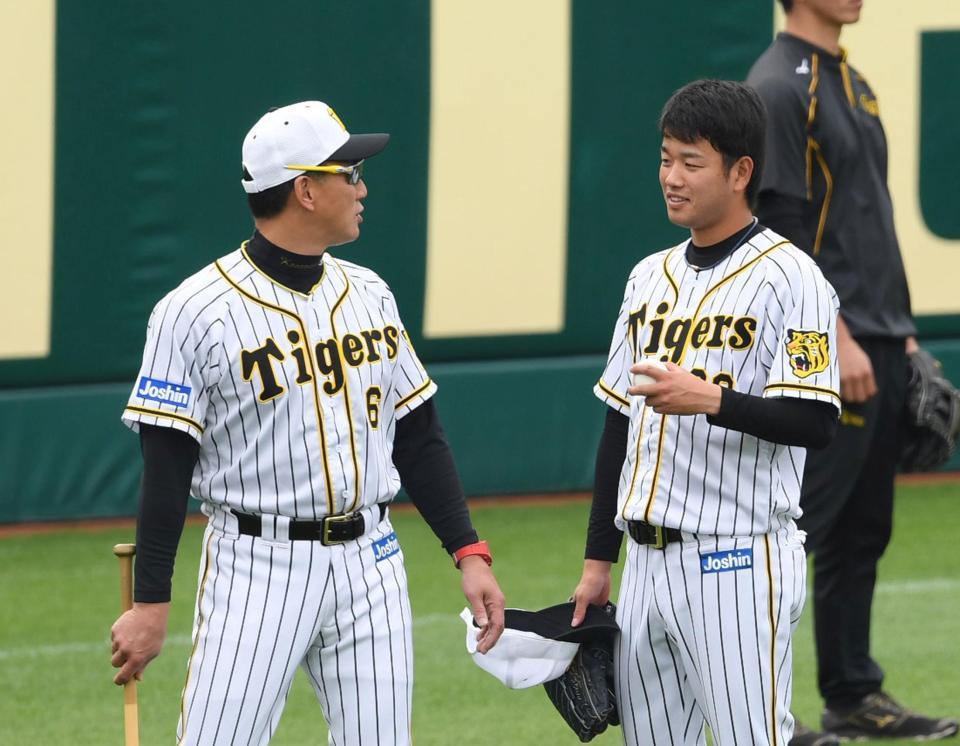 金本監督（左）は高橋遥人に声を掛ける