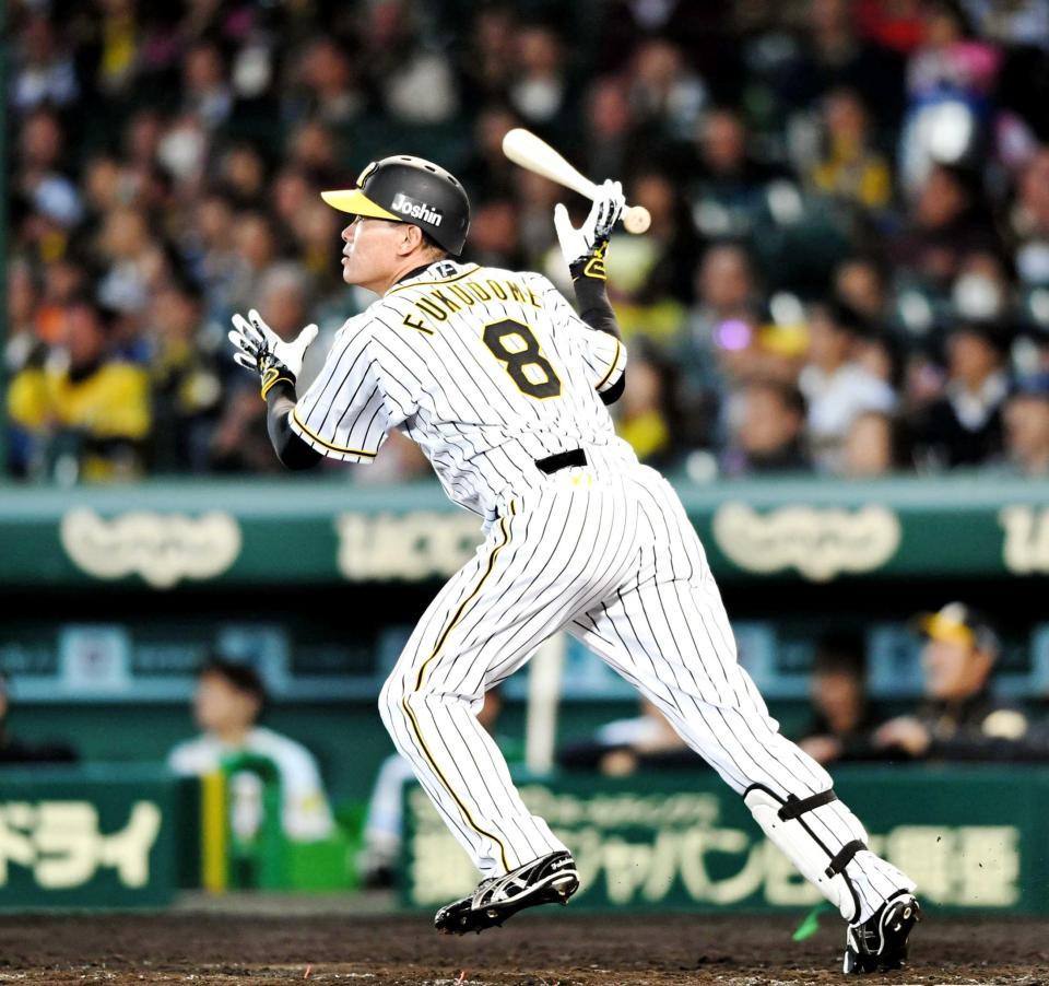 　９回、同点２ランを放つ福留