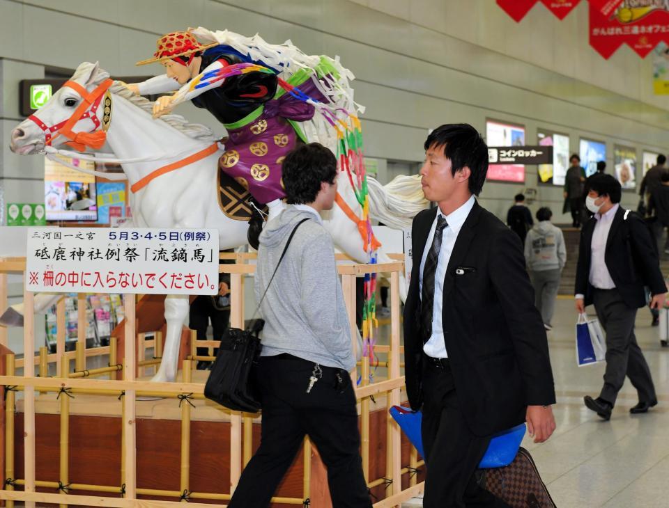 　豊橋入りする島本（手前）＝撮影・高部洋祐