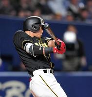 ６回、右前打を放つ阪神・糸井嘉男＝ナゴヤドーム（撮影・北村雅宏）