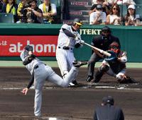 １回阪神２死一・三塁、阪神・福留孝介は右前に先制適時打を放つ（投手　巨人・野上亮磨、捕手　巨人・小林誠司）＝甲子園（撮影・山口登）