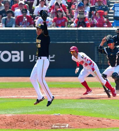 ３回広島無死一・二塁、広島・菊池涼介の打球に飛びつく阪神・小野泰己＝マツダスタジアム（撮影・高部洋祐）