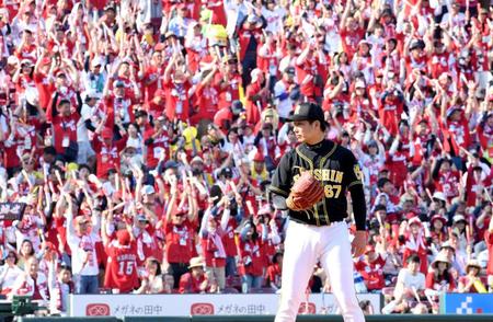６回、勝ち越しに沸く広島ファンを背に立ちつくす阪神・岩崎優＝マツダスタジアム（撮影・飯室逸平）