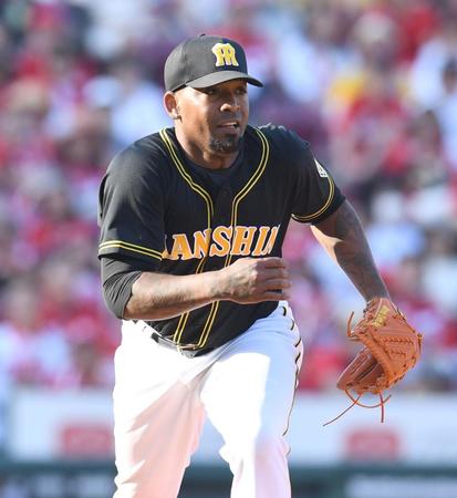 ８回、ベースカバーに走る阪神・モレノ＝マツダスタジアム（撮影・飯室逸平）