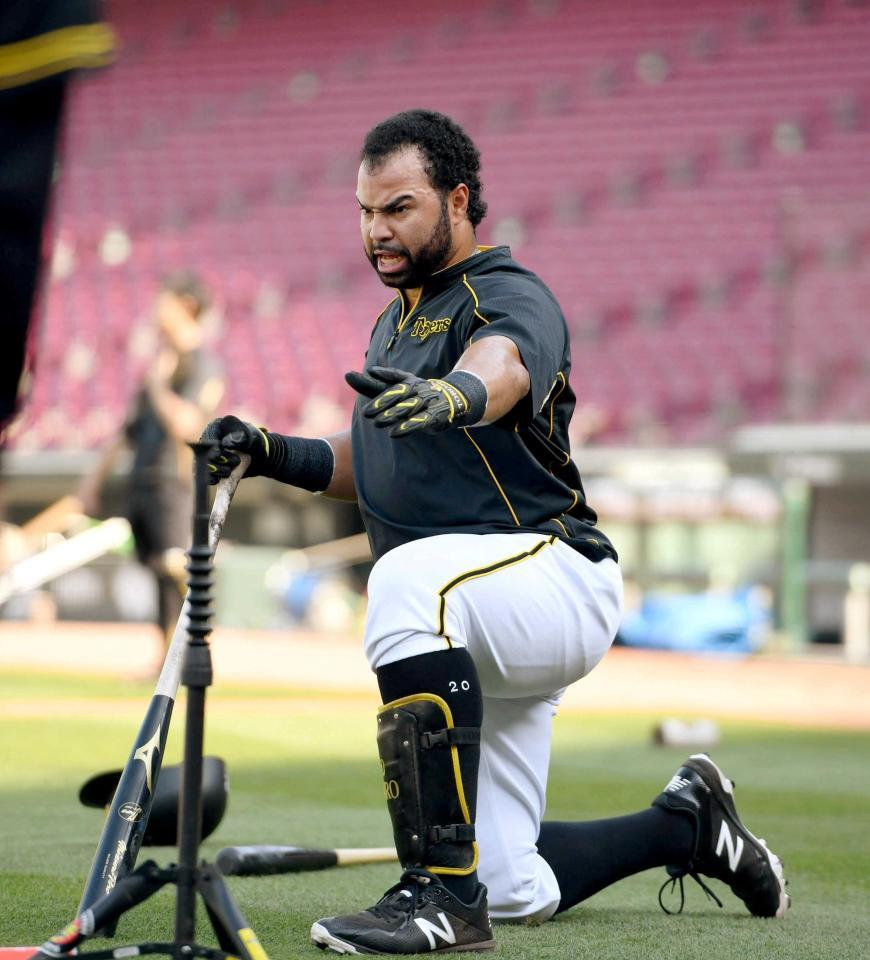 　打撃練習を終えたロサリオは勇ましい表情で話をする