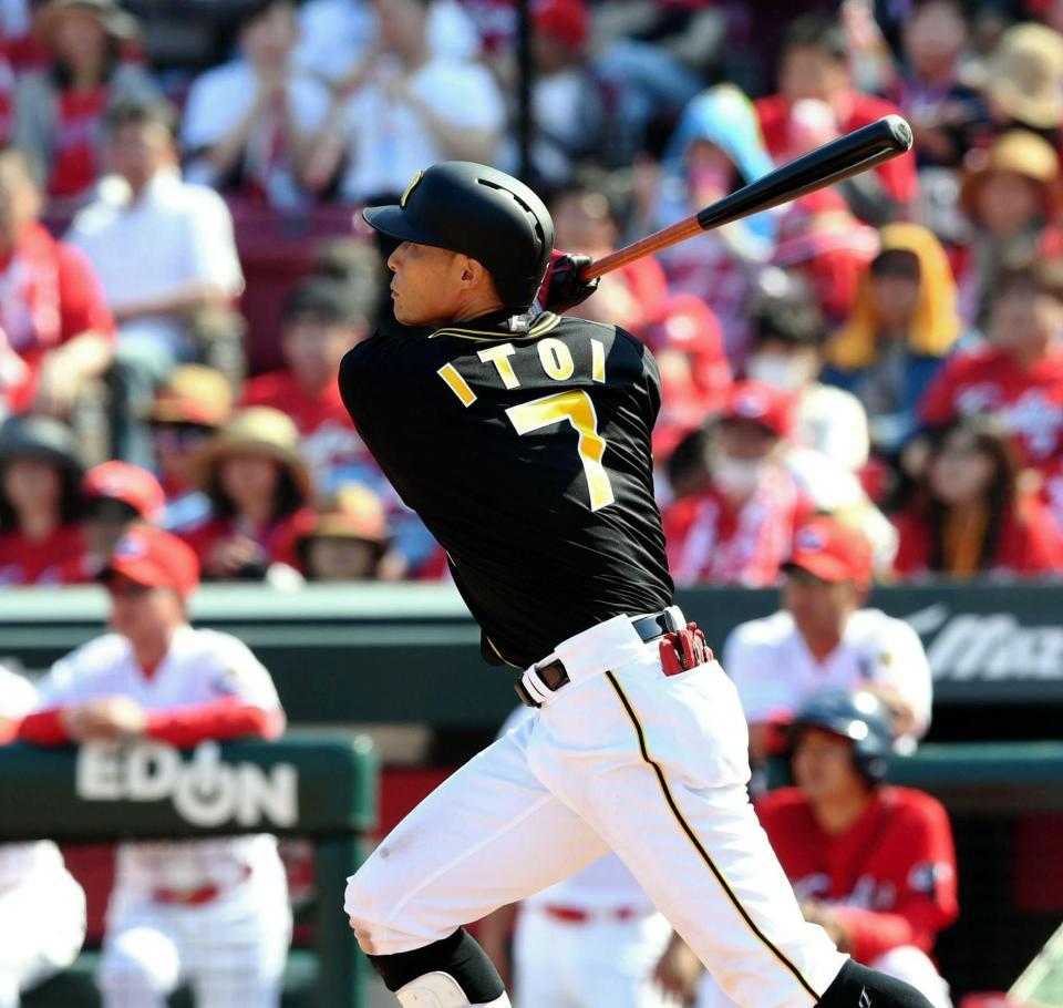 ５回、右越えへ２ランを放つ阪神・糸原健斗＝マツダスタジアム（撮影・田中太一）