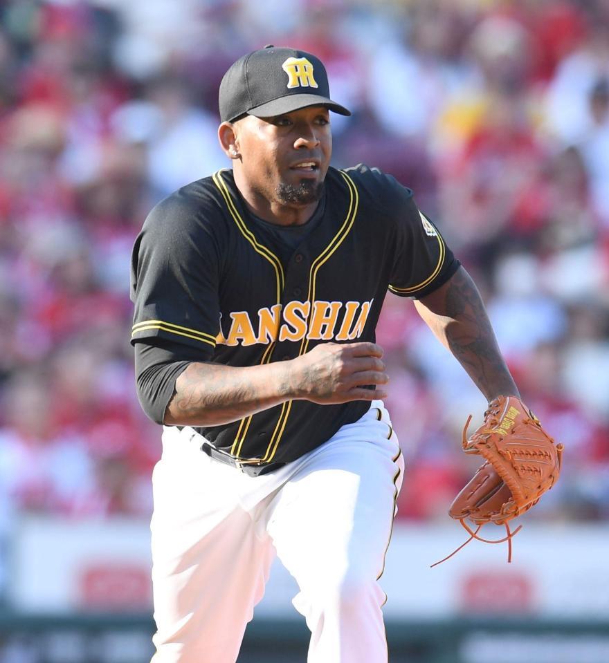 ８回、ベースカバーに走る阪神・モレノ＝マツダスタジアム（撮影・飯室逸平）