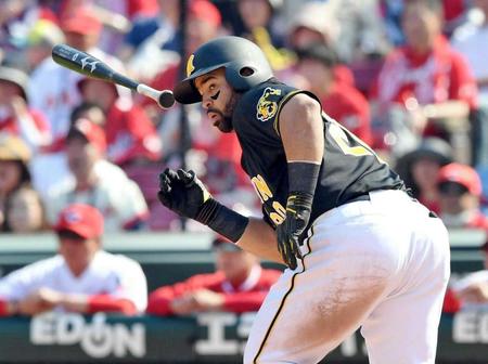 ５回、左前打を放つロサリオ　