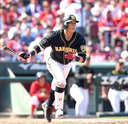 ５回、右越えに２ランを放つ糸井　