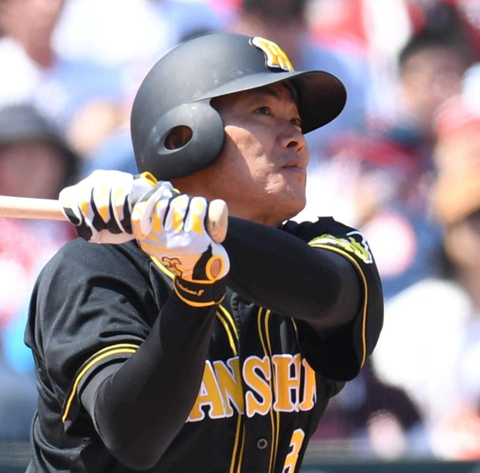 １回、適時二塁打を放つ福留