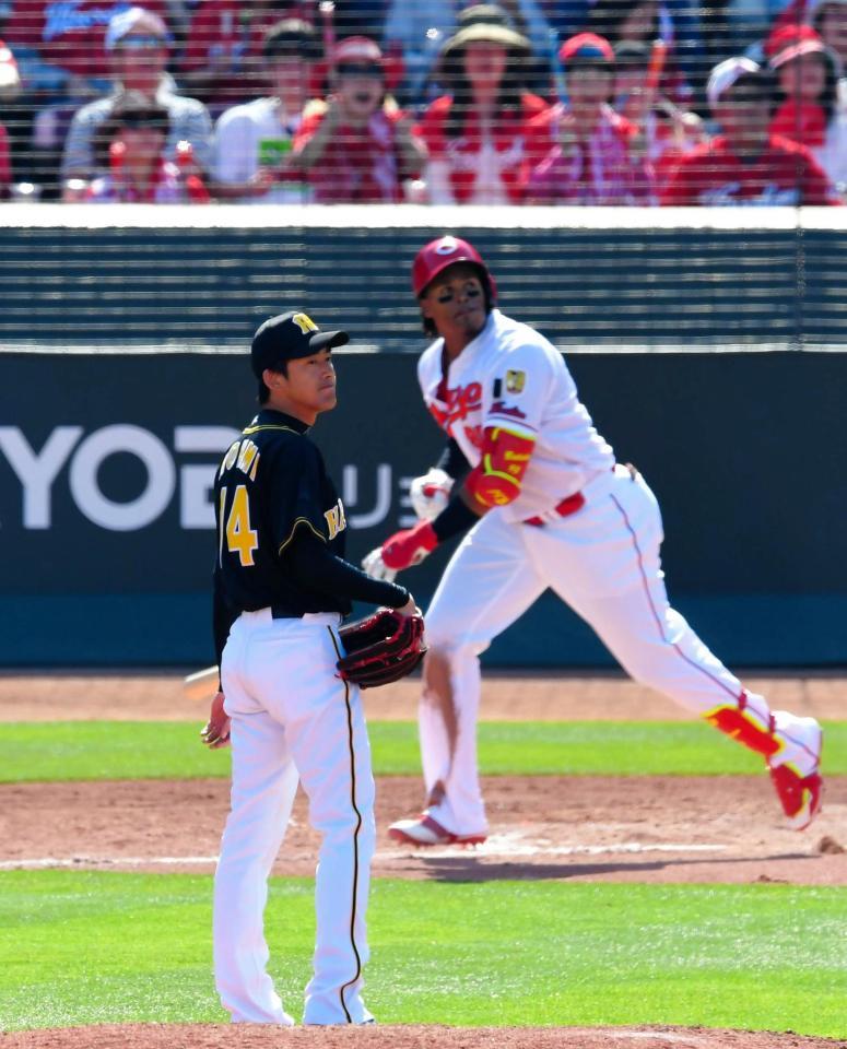 ６回、バティスタ（右）に勝ち越しのソロを浴びる能見