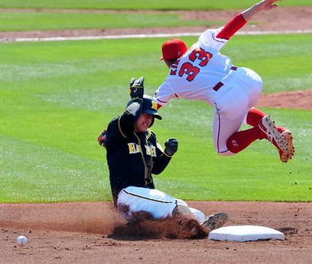 　６回、二盗を決める植田（撮影・高部洋祐）