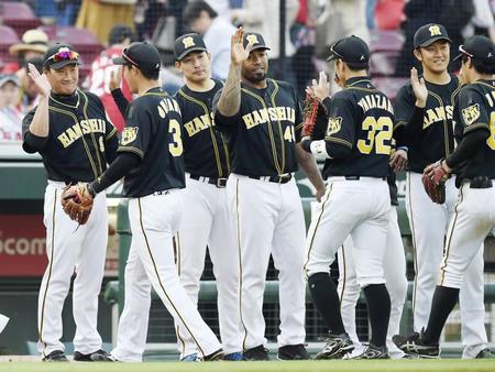 　広島に勝利し、笑顔でナインを迎える阪神・金本監督（左端）＝マツダ