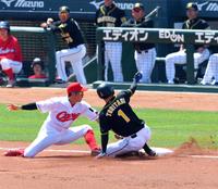 １回阪神、阪神・糸井嘉男の右飛から三塁にタッチアップするも、アウトとなる二走の阪神・鳥谷敬（１）。奥の右から２人目は阪神・金本知憲監督＝マツダスタジアム（撮影・高部洋祐）