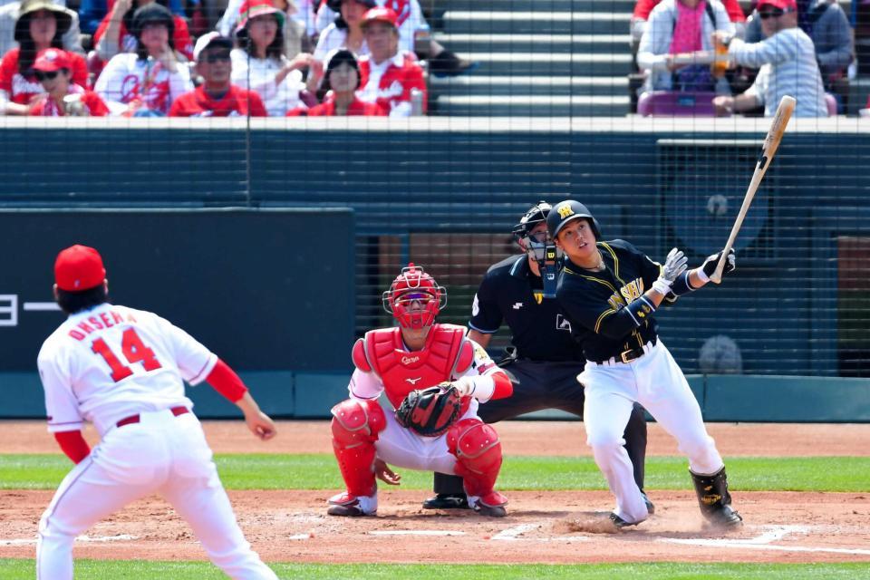 　３回、大瀬良（手前）から先制のソロを放つ梅野（撮影・高部洋祐）