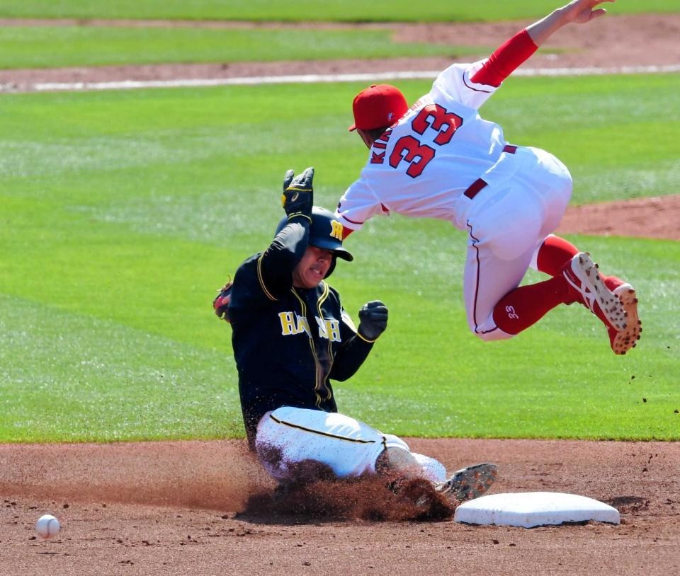 　６回、二盗を決める植田（撮影・高部洋祐）