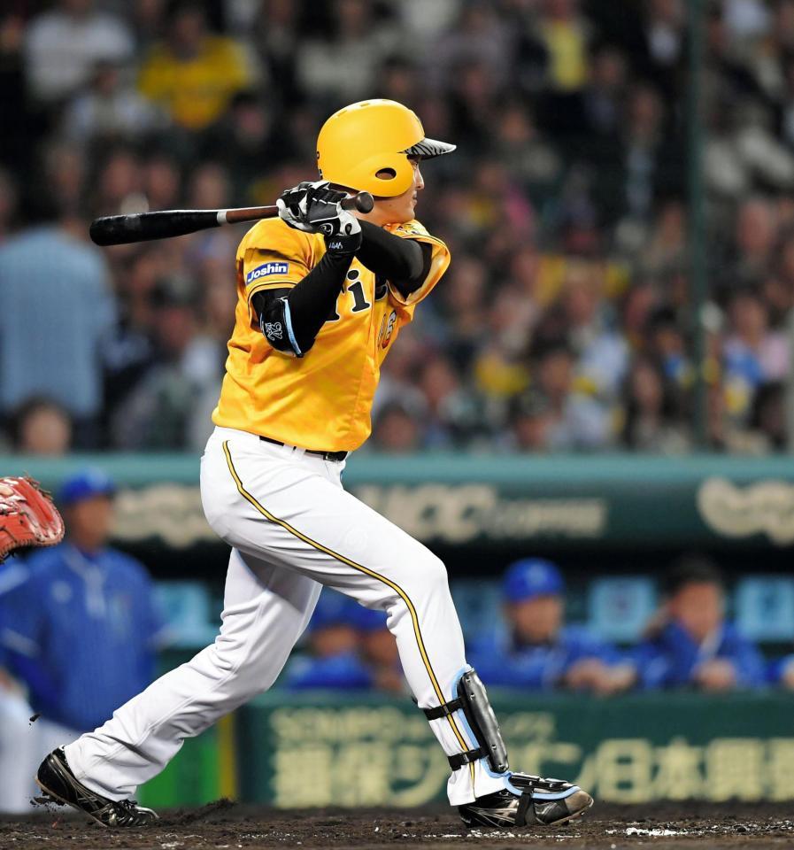 ４回、左前適時打を放つ阪神・秋山拓巳＝甲子園（撮影・北村雅宏）