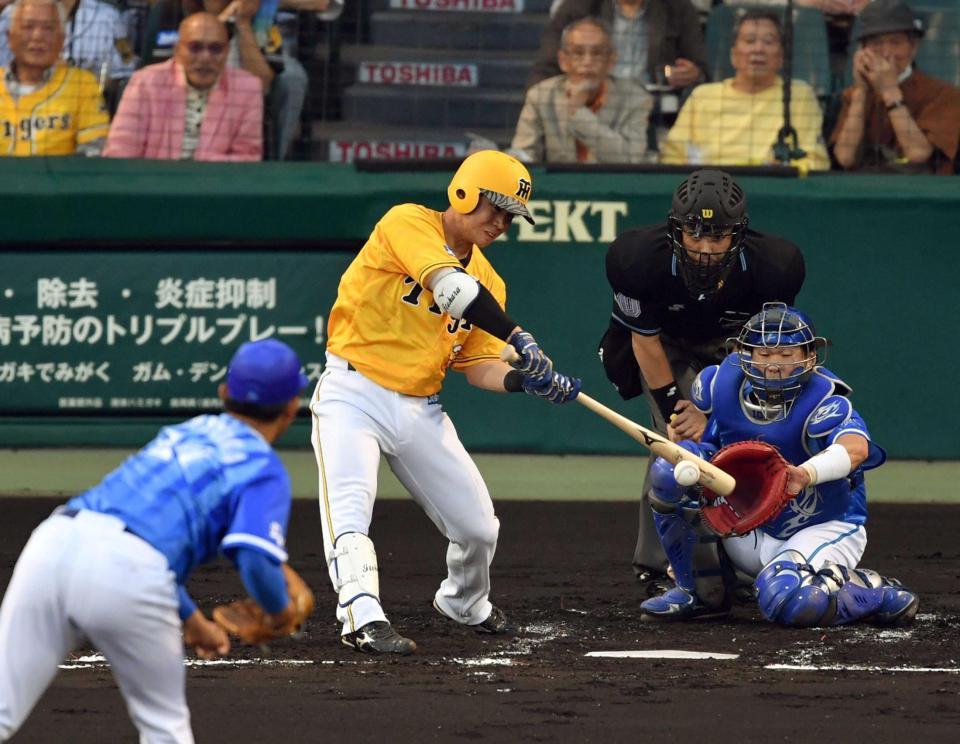 １回、糸原は中前に適時打を放つ。投手・今永　