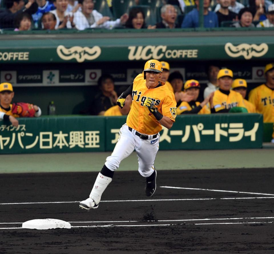 １回、先制の適時二塁打を放った糸井　