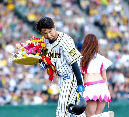 　７回、花束を受け取り頭を下げる鳥谷