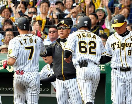 ６回阪神、２ランを放った阪神・糸井嘉男（７）を出迎える阪神・金本知憲監督（中央）＝甲子園（撮影・高部洋祐）