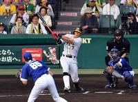 ６回阪神１死一塁、阪神・糸井嘉男は右越えに２ランを放つ（投手　中日・伊藤準規、捕手　中日・大野奨太）＝甲子園（撮影・山口登）