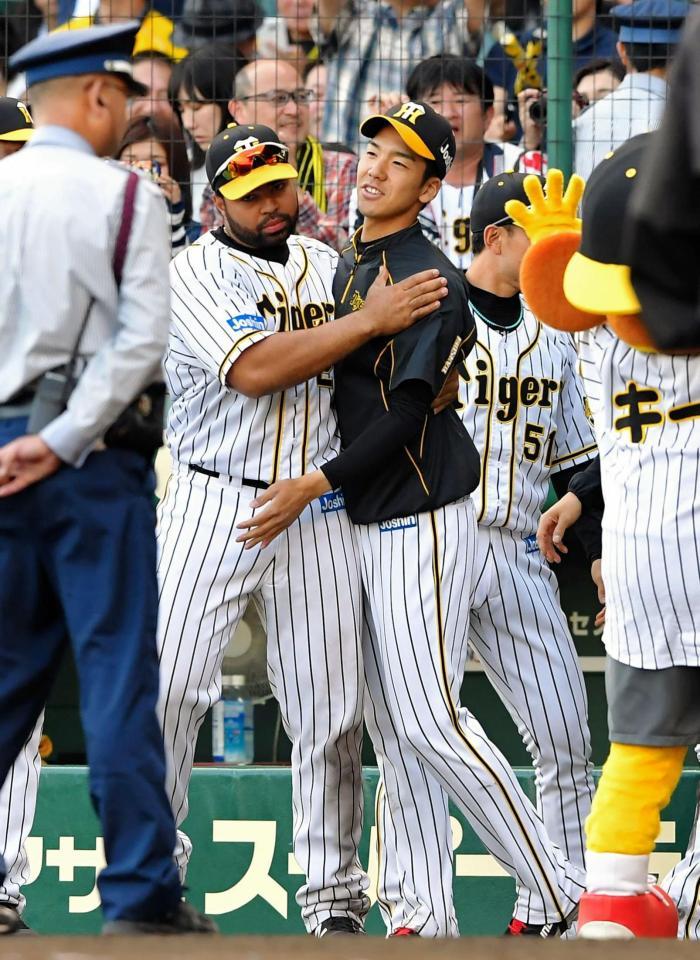 ３勝目を挙げ、阪神　ウィリン・ロサリオ（中央左）にねぎらわれる阪神・小野泰己（同右）＝甲子園（撮影・高部洋祐）