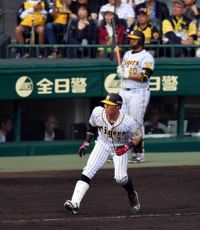 　６回、糸井は２ランを放ち打球の行方を見つめる（撮影・山口登）