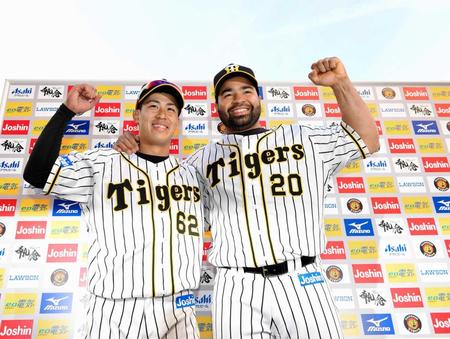 　植田（左）とともに、お立ち台で満面の笑顔を見せるロサリオ（撮影・高部洋祐）