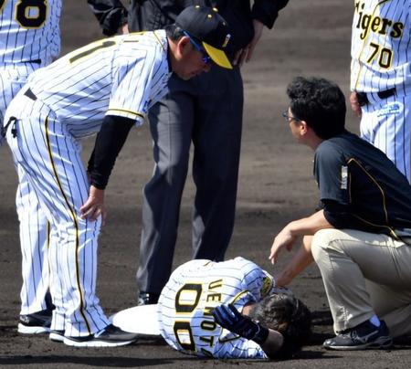 ５日、左膝を痛めグラウンドに倒れ込む上本