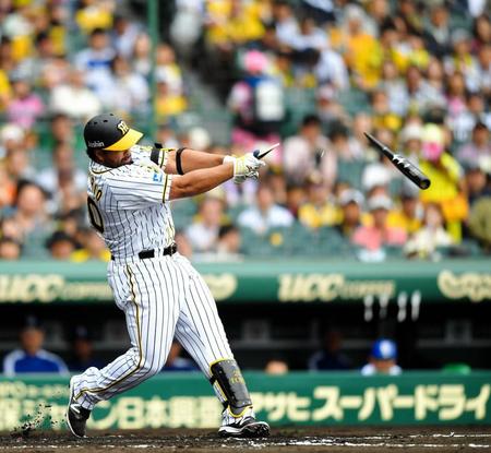 １回、バットを折りながら左前打を放つ阪神　ウィリン・ロサリオ＝甲子園（撮影・北村雅宏）