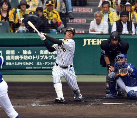 ４回阪神１死三塁、阪神・福留孝介は勝ち越しの犠飛を放つ（捕手　中日・木下拓哉）＝甲子園（撮影・山口登）