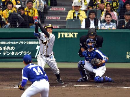６回阪神２死一・三塁、阪神・鳥谷敬は左越えに適時二塁打を放つ（投手　中日・谷元圭介、捕手　中日・大野奨太）＝甲子園（撮影・山口登）