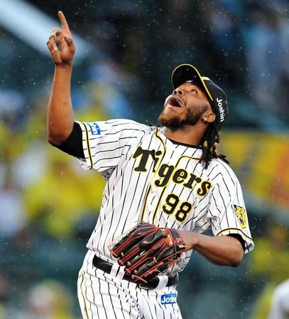 ９回、中日・松井雅人の打ち上げた打球の行方を指さす阪神　ラファエル・ドリス＝甲子園（撮影・北村雅宏）