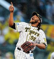 ９回、中日・松井雅人の打ち上げた打球の行方を指さす阪神　ラファエル・ドリス＝甲子園（撮影・北村雅宏）