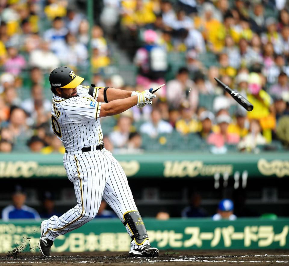 １回、バットを折りながら左前打を放つ阪神　ウィリン・ロサリオ＝甲子園（撮影・北村雅宏）