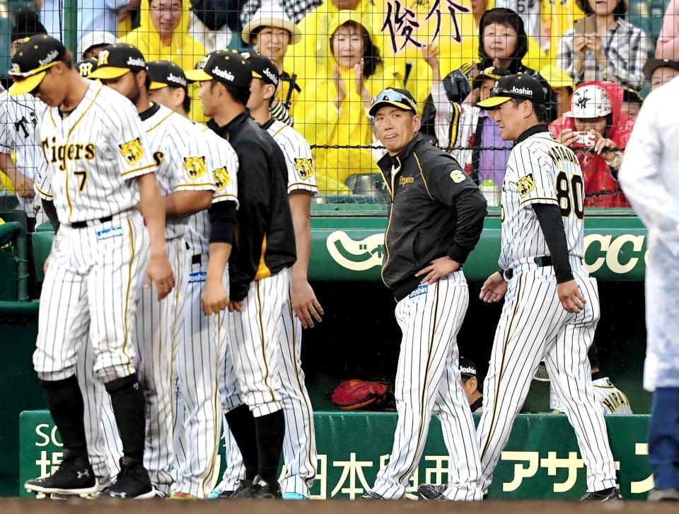 　中日に勝利するも、厳しい表情でベンチを出る金本監督（右から２人目）＝撮影・高部洋祐　