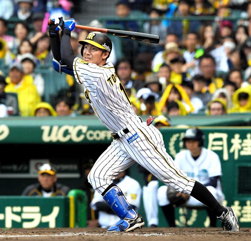 　６回、２点適時二塁打を放つ鳥谷（撮影・高部洋祐）