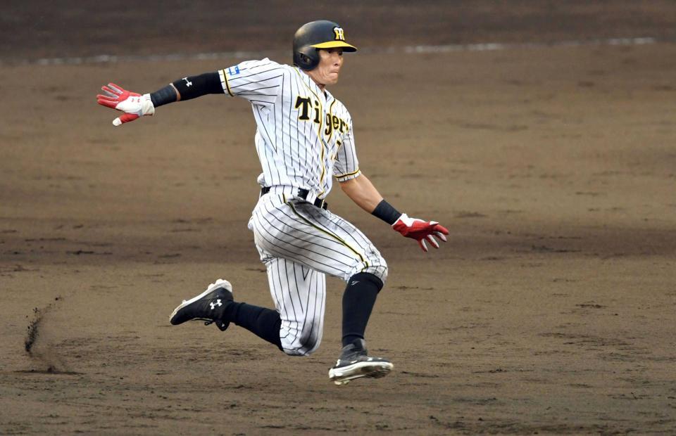 　７回、二盗を決める糸井（撮影・山口登）