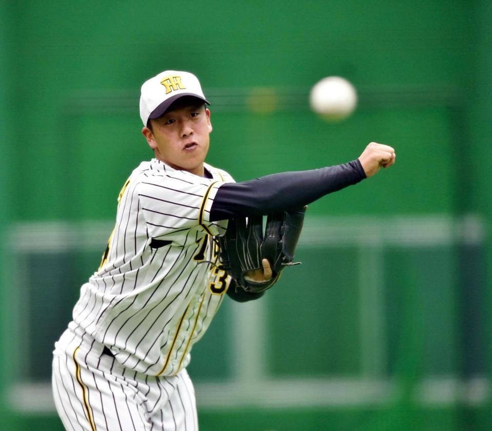 ノックを受け送球する谷川（撮影・田中太一）