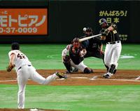 ３回、ロサリオが左越えに特大本塁打を放つ。（投手・山口）