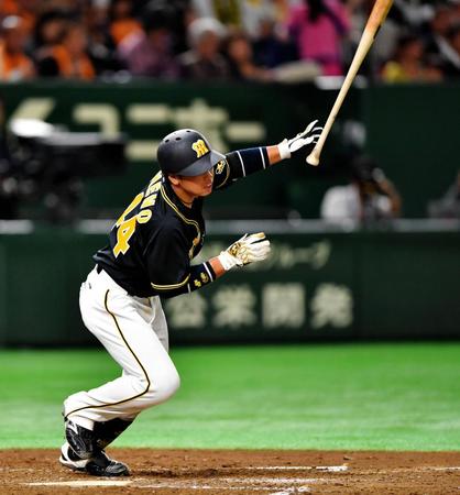 ５回阪神１死二塁、中越え適時打を放つ阪神・梅野隆太郎＝東京ドーム（撮影・西岡正）