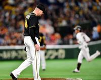 ６回巨人１死、亀井善行にソロを浴び、肩を落とす阪神　ランディ・メッセンジャー（左）＝東京ドーム（撮影・西岡正）