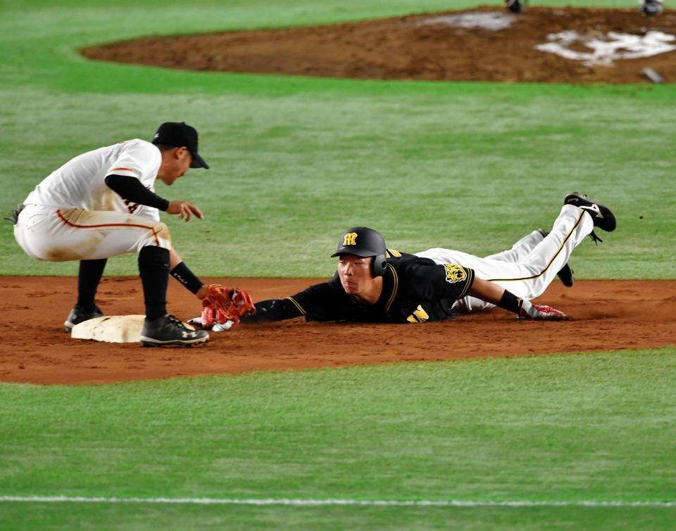 ７回阪神無死一、二塁、けん制でアウトになる阪神・大山悠輔（右）＝東京ドーム（撮影・出月俊成）