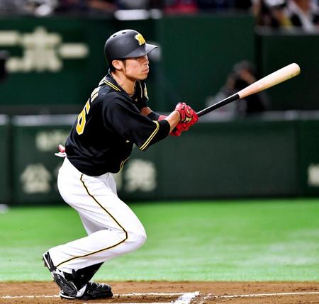 ６回、二塁打を放つ江越（撮影・西岡正）