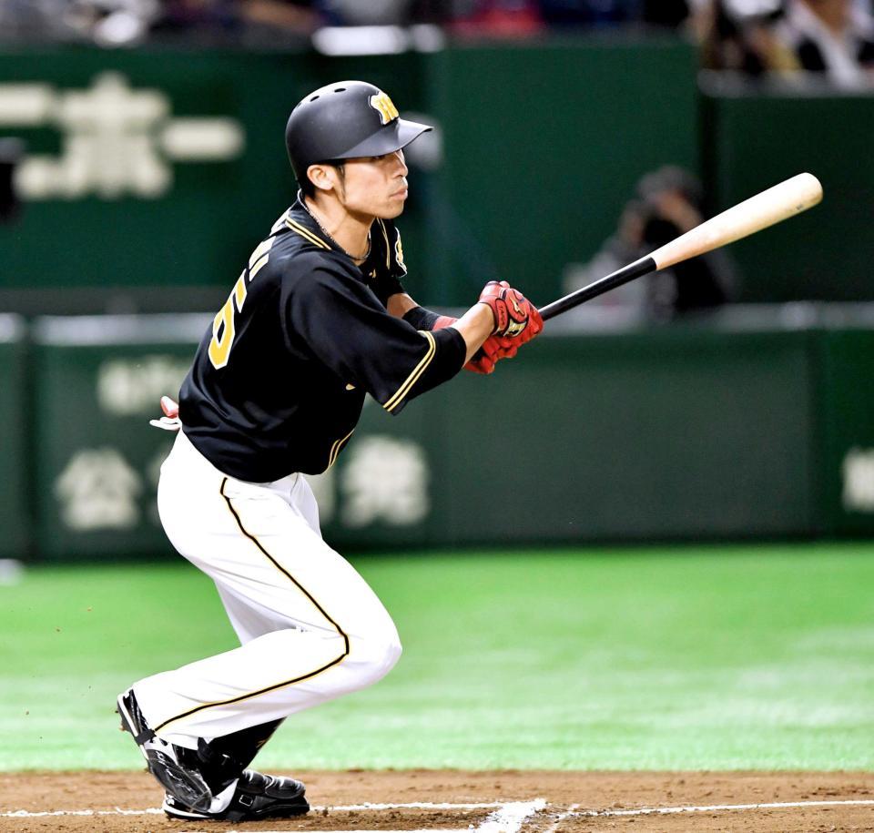 　６回、二塁打を放つ江越