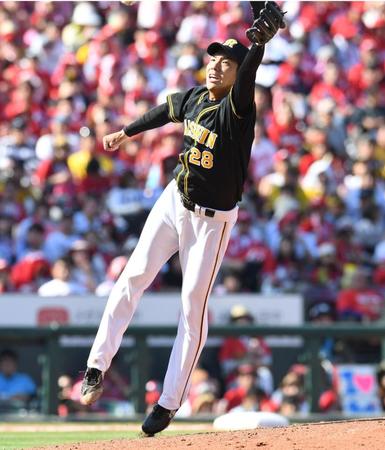 ６回、打球に飛びつく阪神・小野泰己＝マツダスタジアム（撮影・飯室逸平）