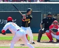 ５回阪神無死、広島・大瀬良大地（手前）から左越えにソロを放つ阪神・板山祐太郎＝マツダスタジアム（撮影・高部洋祐）