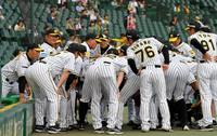試合前、円陣を組む阪神ナイン＝甲子園（撮影・北村雅宏）